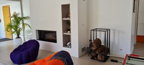 Maison contemporaine située sur les hauteurs de Nîmes. Cheminée