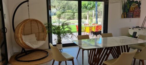 Maison contemporaine située sur les hauteurs de Nîmes.