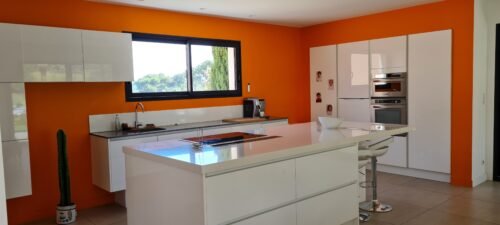 Maison contemporaine située sur les hauteurs de Nîmes. Coin cuisine ouverte