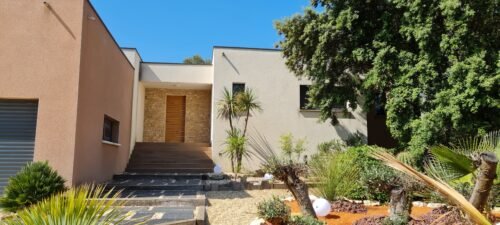 Maison contemporaine située sur les hauteurs de Nîmes.