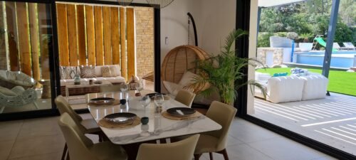 Maison contemporaine située sur les hauteurs de Nîmes. Coin salon
