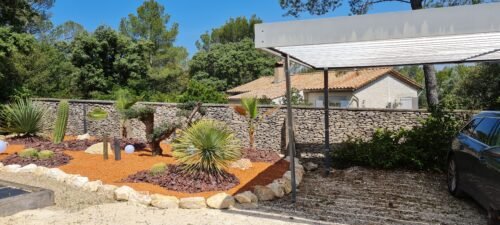 Maison contemporaine située sur les hauteurs de Nîmes. Parking privée dans la propriété