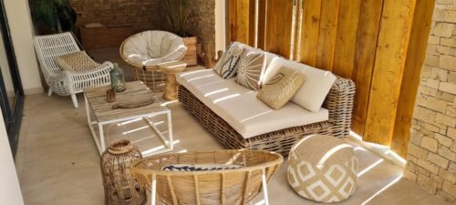 Maison contemporaine située sur les hauteurs de Nîmes. Coin lounge extérieur