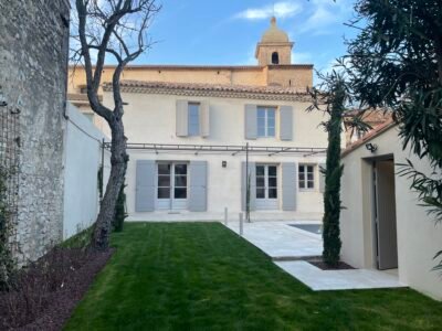 Maison à Mouriès, à 20 mn de Saint Rémy de Provence. Un havre de paix situé idéalement au cœur du village. Vue extérieure de la maison de vacance avec piscine