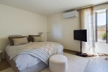 Maison à Mouriès, à 20 mn de Saint Rémy de Provence. Un havre de paix situé idéalement au cœur du village. Grande chambre de cette belle maison de vacance avec piscine