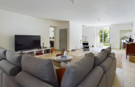 Maison à Mouriès, à 20 mn de Saint Rémy de Provence. Un havre de paix situé idéalement au cœur du village. Salon confortable et lumineux de cette belle maison de vacance avec piscine