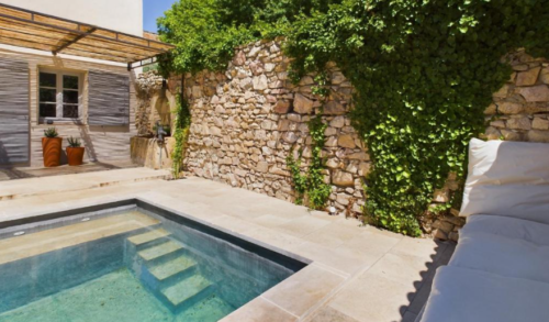 Maison à Mouriès, à 20 mn de Saint Rémy de Provence. Un havre de paix situé idéalement au cœur du village. Piscine de la maison de vacance avec piscine