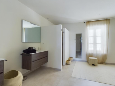 Maison à Mouriès, à 20 mn de Saint Rémy de Provence. Un havre de paix situé idéalement au cœur du village. Salle de bain privée de cette belle maison de vacance avec piscine