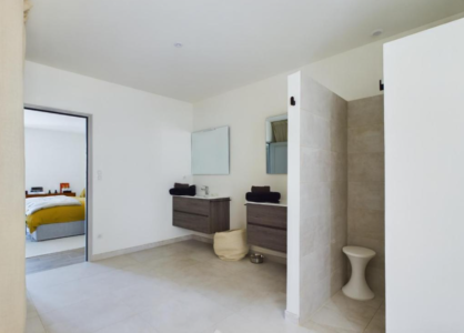 Maison à Mouriès, à 20 mn de Saint Rémy de Provence. Un havre de paix situé idéalement au cœur du village. Salle de bain de la suite de cette belle maison de vacance avec piscine