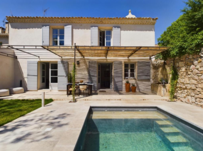 Maison à Mouriès, à 20 mn de Saint Rémy de Provence. Un havre de paix situé idéalement au cœur du village. Vue extérieure de la maison de vacance avec piscine