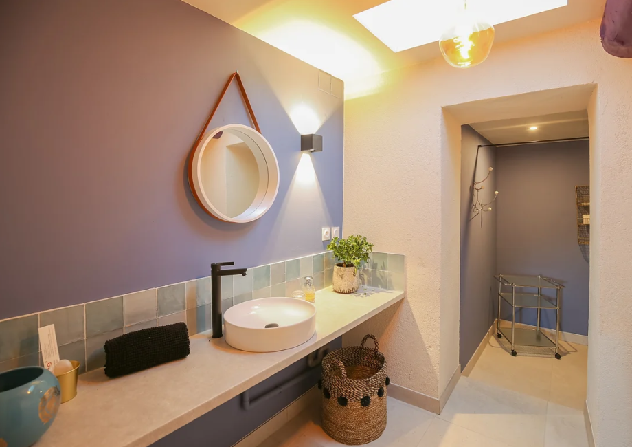 Mas de Rémy, situé à Saint Rémy de Provence avec piscine, jardin et terrasse. Salle de bain de la chambre Jean
